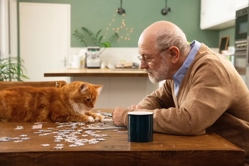 monsieur avec chat devant lui